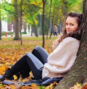 Modne swetry na jesień – trendy i inspiracje kobieta w jesiennym swetrze