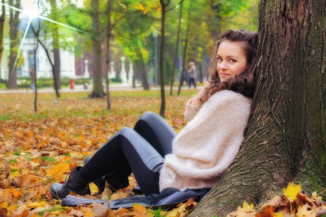 kobieta w jesiennym swetrze