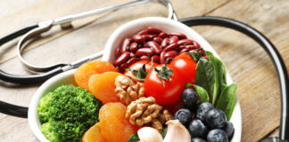 Psychodietetyk – kiedy warto się do niego udać? miska z owocami, warzywami orzechami