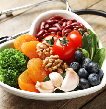 Psychodietetyk – kiedy warto się do niego udać? miska z owocami, warzywami orzechami