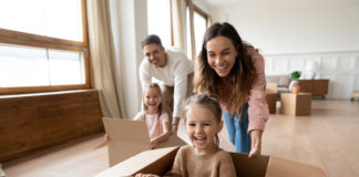 Jakie informacje i wskazówki pomogą Ci w szukaniu mieszkania na wynajem? rodzice bawiący się z dziećmi