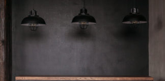 Zalety i wady mieszkania typu loft drewniany stół z taboretami loft