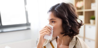 Jak szybko pozbyć się kataru? kobieta katar