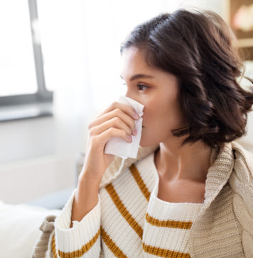 Jak szybko pozbyć się kataru? kobieta katar