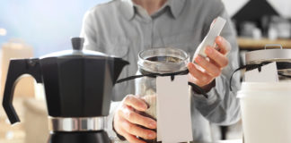 Dlaczego warto kupić porządną kawiarkę? Kawiarka ciśnieniowa do parzenia kawy. Kawiarnia , barista wybiera gatunek kawy do zaparzenia w kawiarce ciśnieniowej