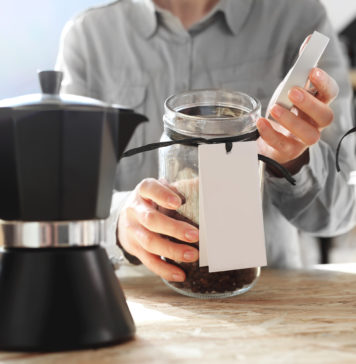 Dlaczego warto kupić porządną kawiarkę? Kawiarka ciśnieniowa do parzenia kawy. Kawiarnia , barista wybiera gatunek kawy do zaparzenia w kawiarce ciśnieniowej