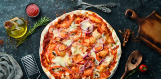 Jak przyrządzić w domu prawdziwą włoską pizzę? domowa pizza