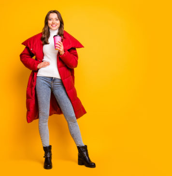 W poszukiwaniu idealnej kurtki kobieta w czerwonej kurtce zimowej