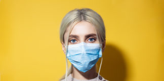 Maseczka antywirusowa – na co zwrócić uwagę? kobieta w jednorazowej maseczce na twarzy