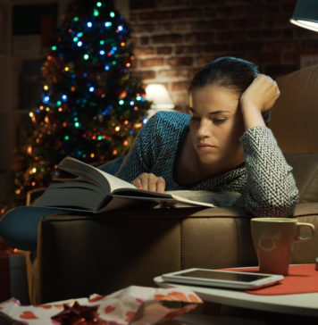 Nietypowe książki w klimacie świątecznym kobieta czytająca ksiązkę przy choince
