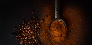 Uprawa kawy w duchu zrównoważonego rozwoju – co to znaczy? łyżeczka kawy mielonej