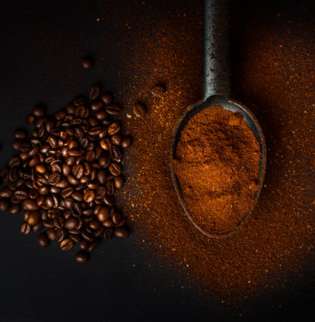 Uprawa kawy w duchu zrównoważonego rozwoju – co to znaczy? łyżeczka kawy mielonej