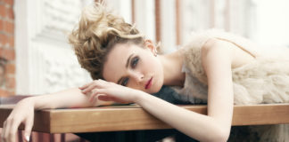 Co należy wiedzieć, jeśli myśli się o zawodowym modelingu? modelka podczas sesji fotograficznej