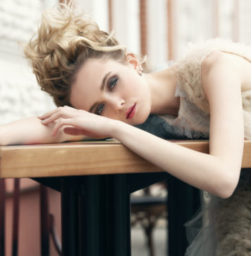 Co należy wiedzieć, jeśli myśli się o zawodowym modelingu? modelka podczas sesji fotograficznej