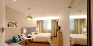 Wyjątki od covidowych obostrzeń. Kogo możesz gościć podczas kwarantanny? pokój hotelowy