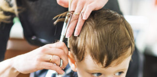 Pierwsza wizyta u fryzjera z dzieckiem – jak się do niej przygotować? przedszkolak u fryzjera