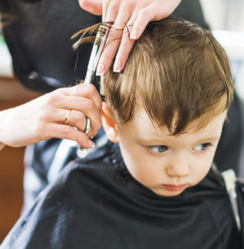 Pierwsza wizyta u fryzjera z dzieckiem – jak się do niej przygotować? przedszkolak u fryzjera