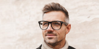 Elegancka odzież męska w 2021 roku – nadchodzące trendy przystojny elegancki mężczyzna w golfie