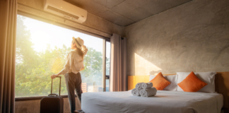 Czy Hotele mają szansę przetrwać lockdown? Kiedy nastąpi ich otwarcie i gdzie warto się udać? kobieta przy oknie pokoju hotelowego