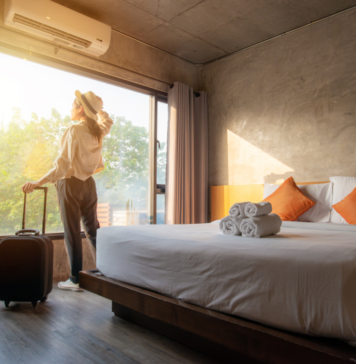 Czy Hotele mają szansę przetrwać lockdown? Kiedy nastąpi ich otwarcie i gdzie warto się udać? kobieta przy oknie pokoju hotelowego