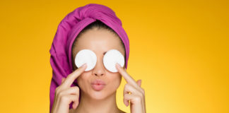 Czym jest płyn micelarny? Czy każdy może go stosować? kobieta z płatkami kosmetycznymi na powiekach