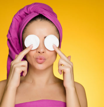 Czym jest płyn micelarny? Czy każdy może go stosować? kobieta z płatkami kosmetycznymi na powiekach