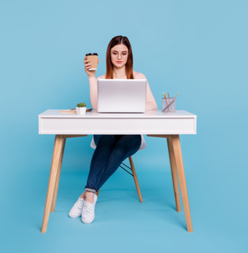 Tych kilka kroków pozwoli ci zwiększyć wydajność swojej pracy. Sprawdź i przekonaj się! kobieta pracująca za biurkiem