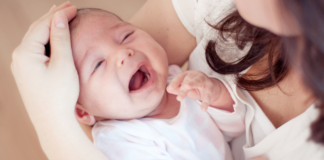 Kolka u noworodka to przykra dolegliwość. Jak możesz pomóc swojemu maluchowi? malutkie dziecko kolka