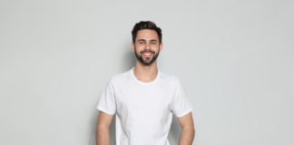 Jaki prezent dla rodzeństwa? Pomysły na prezenty mężczyzna w białym tshircie