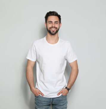 Jaki prezent dla rodzeństwa? Pomysły na prezenty mężczyzna w białym tshircie