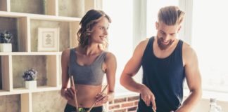 Co będziemy jeść w 2021 roku? Trendy, które zagoszczą w naszej kuchni para przygotowująca zdrowy posiłek w domu