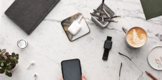 Czym jest wirtualna karta eSIM i kto powinien z niej skorzystać? praca ze smartfonem przy biurku