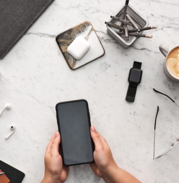 Czym jest wirtualna karta eSIM i kto powinien z niej skorzystać? praca ze smartfonem przy biurku