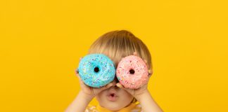 Kiedy warto udać się z dzieckiem do psychodietetyka dziecięcego? małę dziecko z pączkami na twarzy