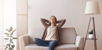Jak wybrać meble, by posłużyły przez lata? kobieta na beżowej kanapie