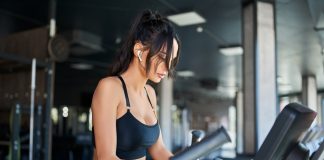 Planujesz zakup orbitreka? Sprawdź, na jakie rozwiązania warto zwrócić uwagę! kobieta trenująca na orbitreku