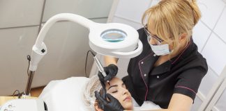 Jak wybrać najlepsze rozwiązania do salonu kosmetycznego? kosmetolog pracujący w gabinecie