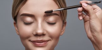 Kredka czy żel? Czym malować brwi, by uzyskać naturalny efekt? makijaż brwi