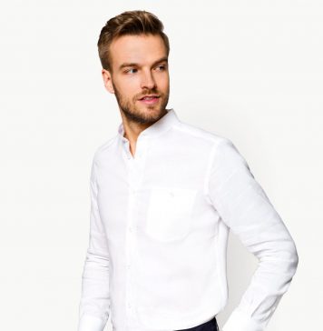 Ponadczasowe elementy męskiej garderoby mężczyzna w białej koszuli