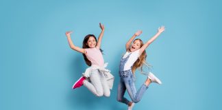 Odzież dziecięca – jak wybrać odpowiednią? radosne dziewczynki