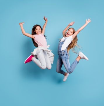 Odzież dziecięca – jak wybrać odpowiednią? radosne dziewczynki