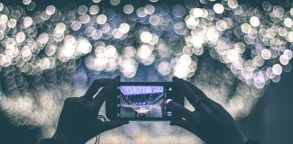 Kupno smartfona w 2021 roku – o czym pamiętać? artystyczne zdjęcie smartfonem