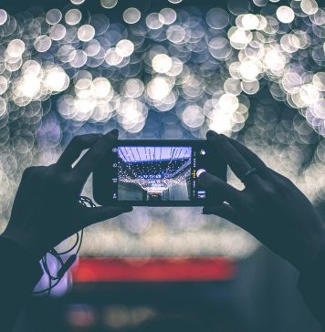 Kupno smartfona w 2021 roku – o czym pamiętać? artystyczne zdjęcie smartfonem