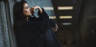 Gaslighting – co to? smutna kobieta siedząca na schodach metra