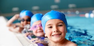 Jak ryba w wodzie – dziecko na basenie dzieci w wodzie na basenie