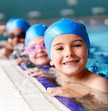 Jak ryba w wodzie – dziecko na basenie dzieci w wodzie na basenie