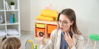 Kiedy z dzieckiem do logopedy? dziewczynka u logopedy