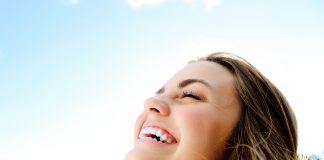 Perłowy uśmiech – zdrowie czy kaprys? kobieta promienny uśmiech