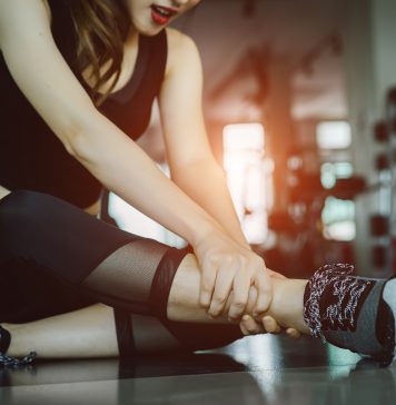 Skręcenie kostki – objawy, leczenie kobieta skręcona kostka