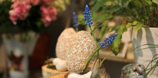 Wielkanocne ozdoby DIY – na co warto postawić? Duże oklejane jajko Wielkanocne, stroik, dekoracja w kwiaciarni.
